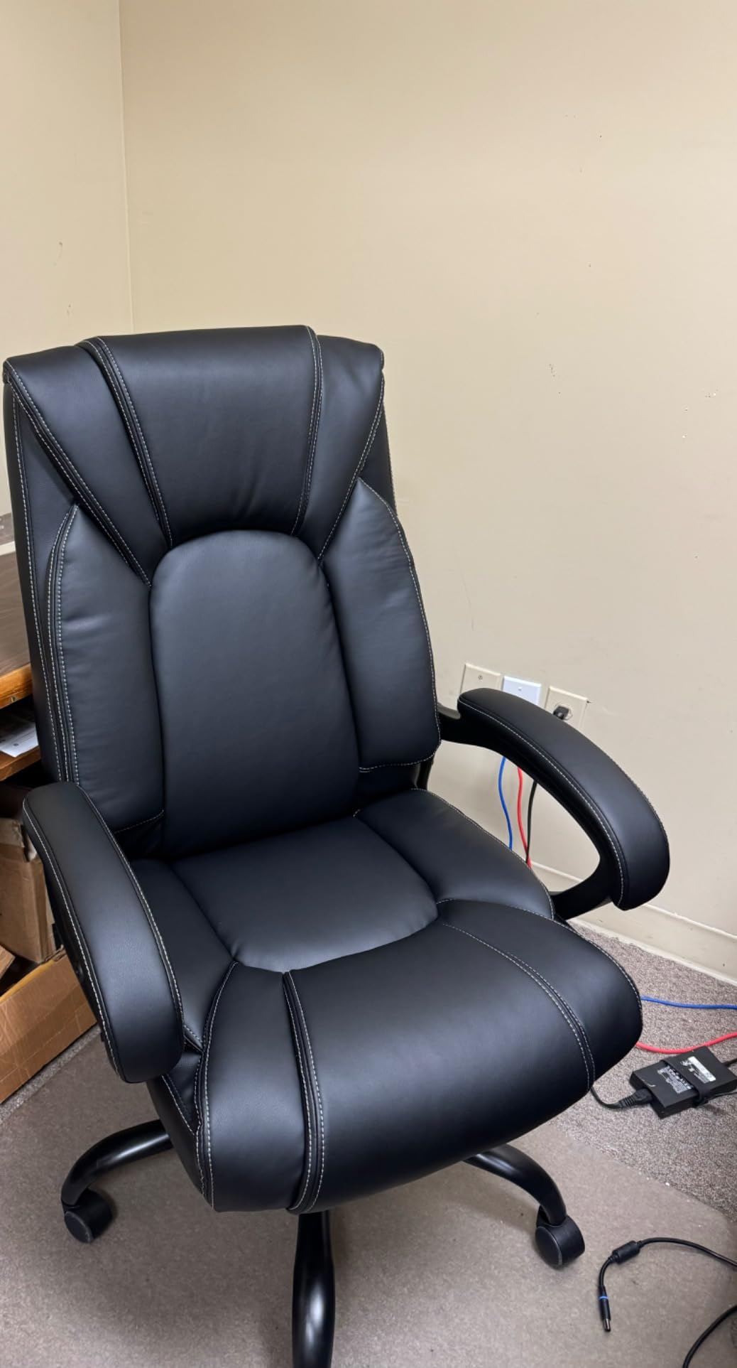 OUTFINE Office Chair Executive Office Chair Desk Chair Computer Chair with 5-Year hydrolysis-Resistant Leather Spring Cushion Ergonomic Support Tilting Function Upholstered in Bonded Leather Black customer photo 2