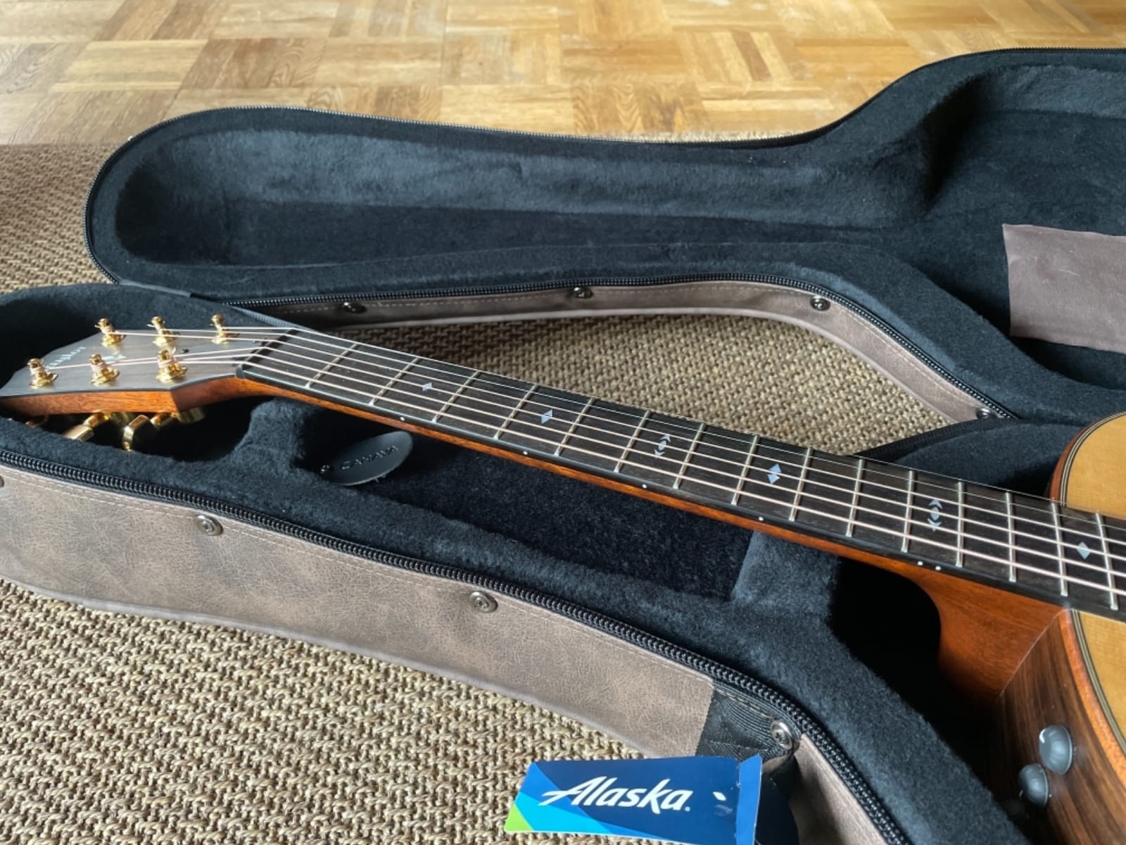 CAHAYA Acoustic Guitar Case Waterproof Hardshell 0.8in Thick Padding Waterproof PU Design Easy Cleaning with 3 Pockets and Storage Box Inside Guitar Hard Case for 40 inch Acoustic Guitar customer photo 2