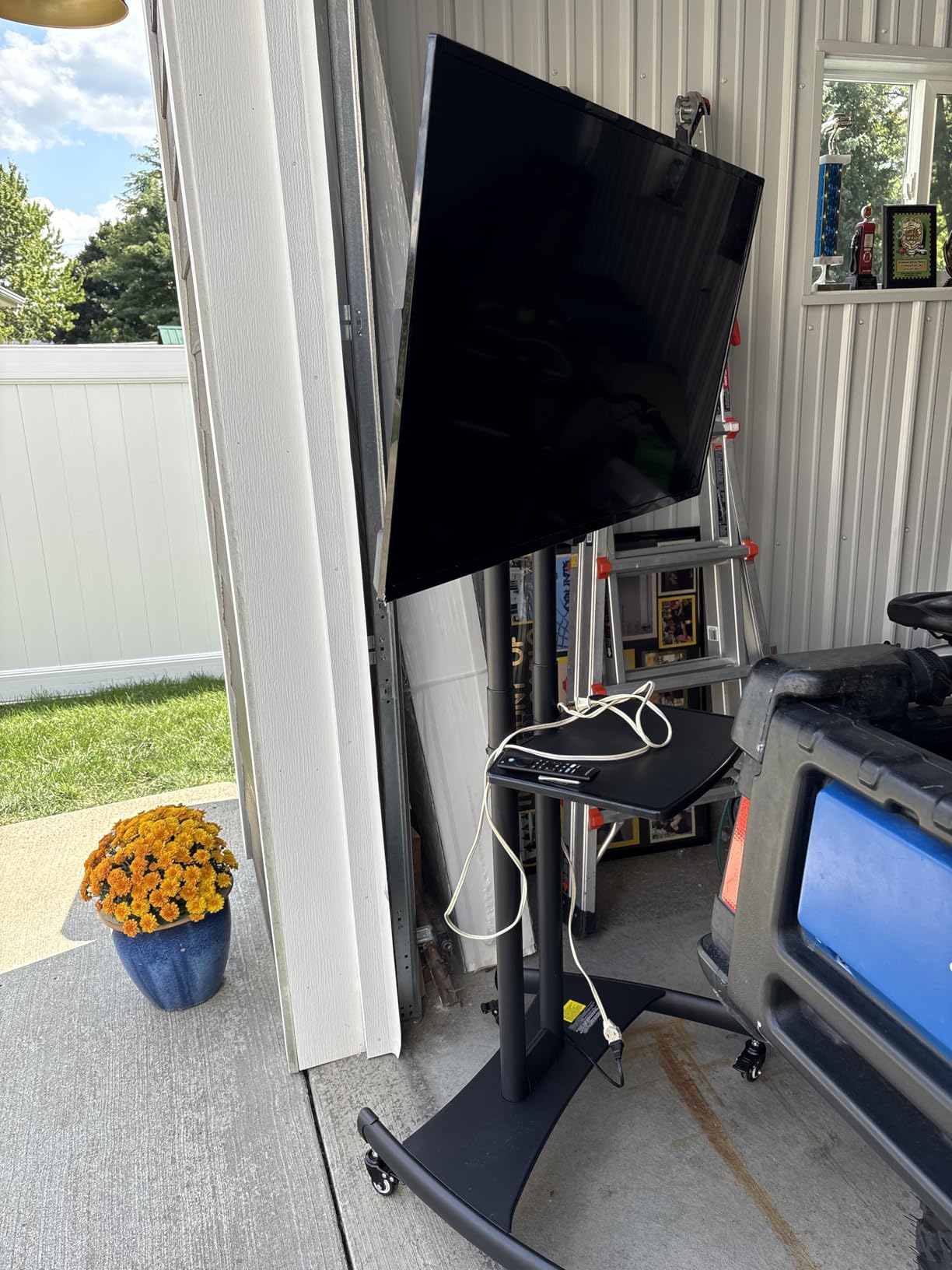 Perlegear Rolling TV Stand for 32-84 Inch TV, Mobile TV Cart up to 100lbs, Adjustable Height Outdoor TV Cart with Heavy-Duty Base, VESA 600x400mm, Portable TV Stand on Wheels for Livingroom PGTVMC05-1 customer photo 1