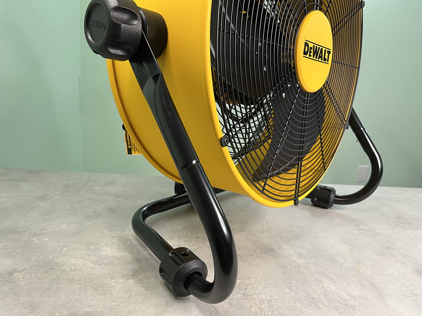 DEWALT 18 Inch Floor Fan, 180° Adjustable Tilting Drum Fan DXF1840 customer photo 1