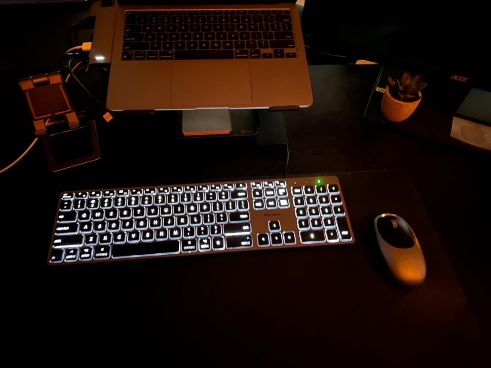 Macally Backlit Mac Keyboard - Quiet, Sleek, and Functional - 3 Brightness Levels, 107 Keys, 5ft USB Wired - Apple Keyboard - Backlit Wired for Mac, iMac, MacBook Pro/Air - Space Gray customer photo 2