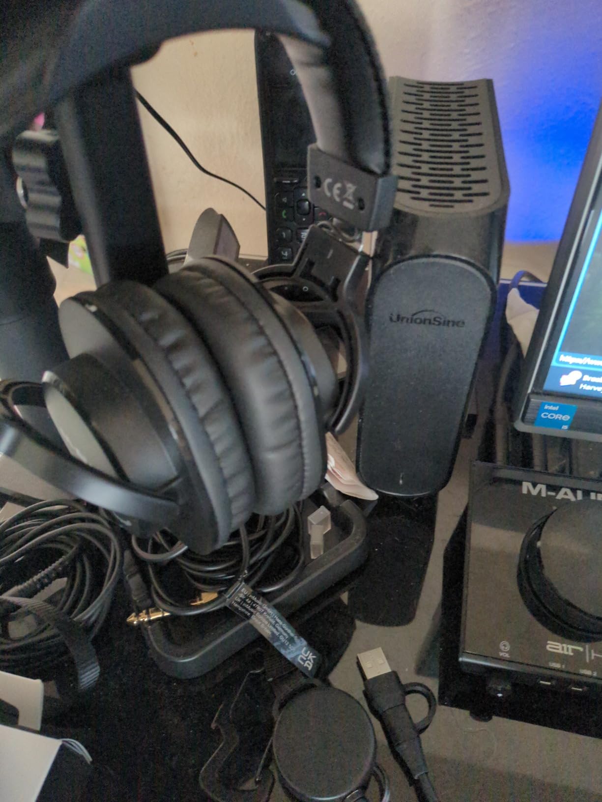 M-AUDIO HDH40 Closed-Back Over-Ear Headphones | Flexible Headband Design, 2.7m Cable for Studio Monitoring, Podcasting, and Audio Recording customer photo 1