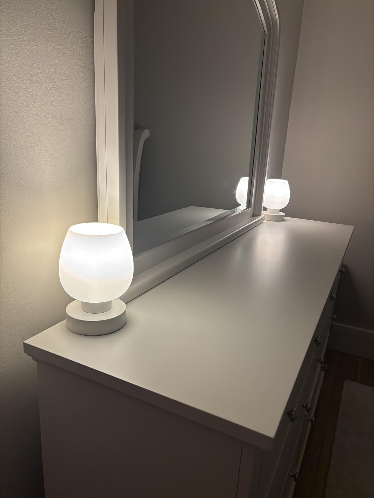 ONEWISH Small Bedside Lamp for Bedroom, 3-Way Dimmable Touch Control, 600 Lumen Bright Opal Glass Shade, 7.5 Inch Ultra Compact Nightstand Lamp, Warm White 2700K LED Bulb Included, Modern Design customer photo 2