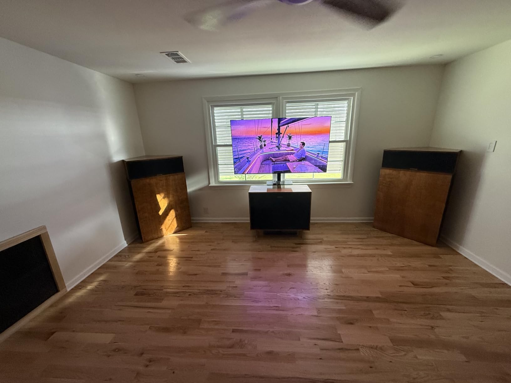Perlegear Floor TV Stand with Power Outlet for 32–75 inch TVs up to 110 lbs customer photo 1