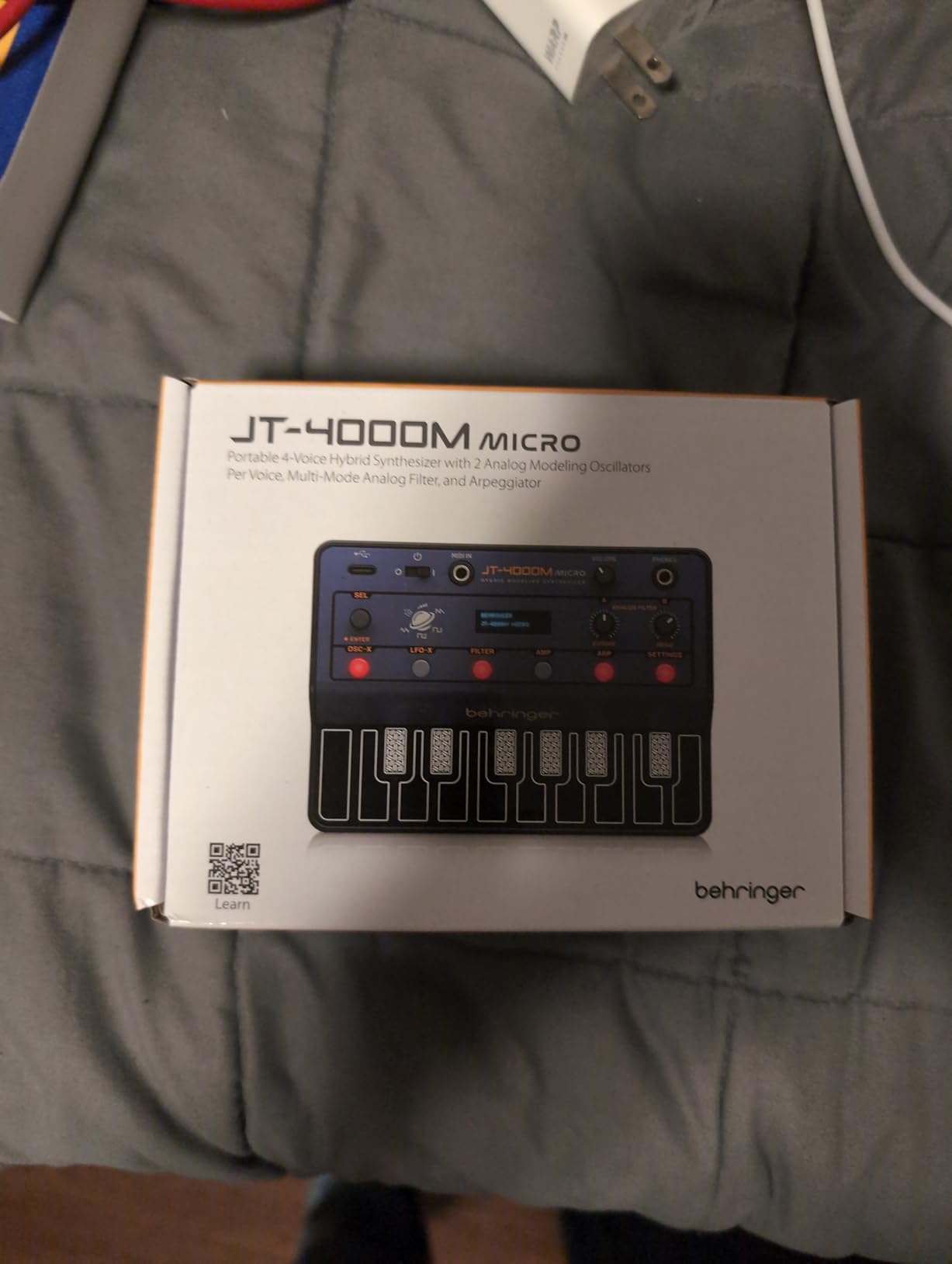 Behringer JT-4000 MICRO Portable 4-Voice Hybrid Synthesizer customer photo 2