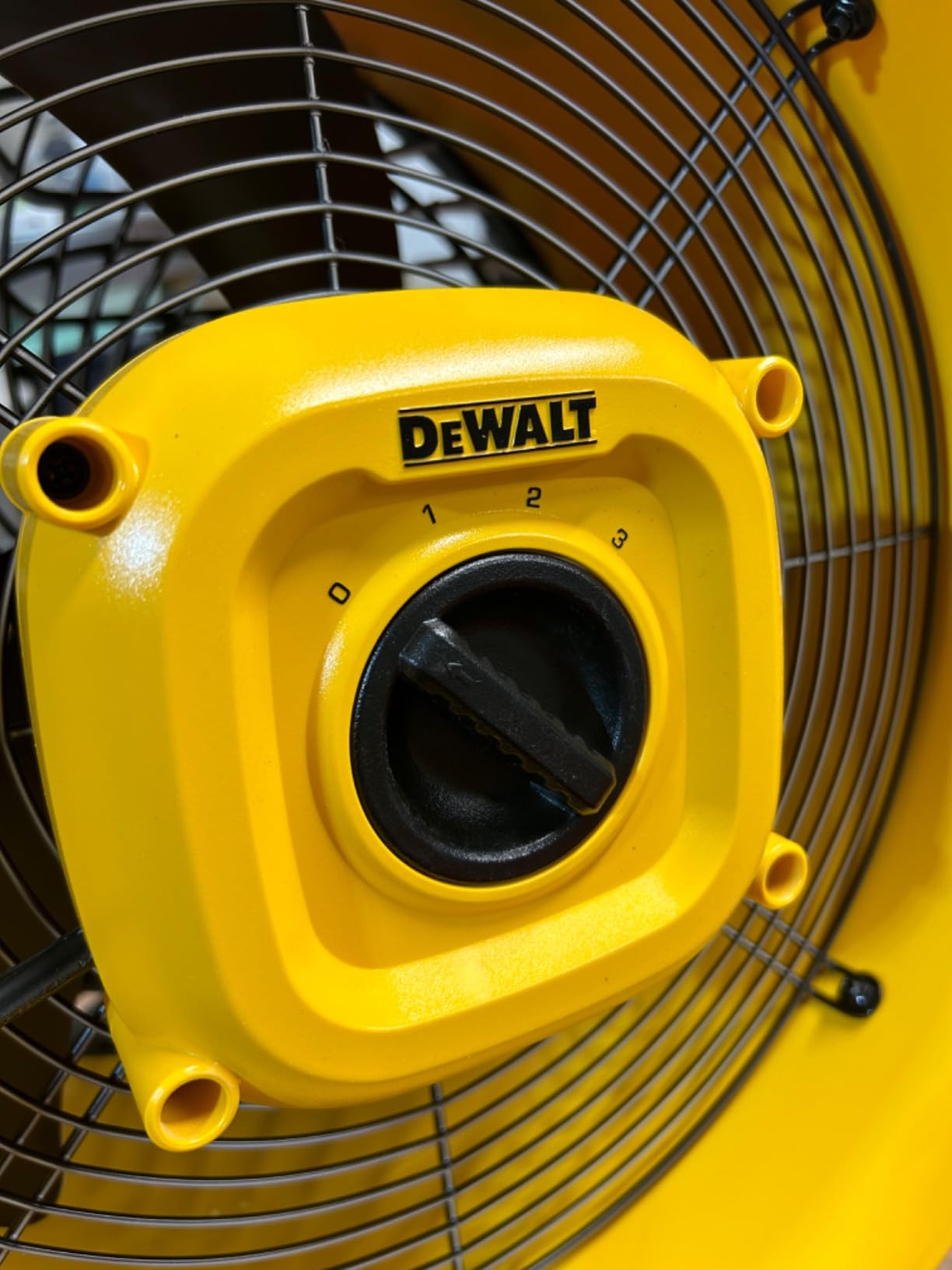 DEWALT 16-Inch High-Velocity Floor Fan, 3-Speed Plug-In Shop Fan, Compact 360° Adjustable Drum Fan for Garage, Workshop, Warehouse and Basement, DXF1616 customer photo 2