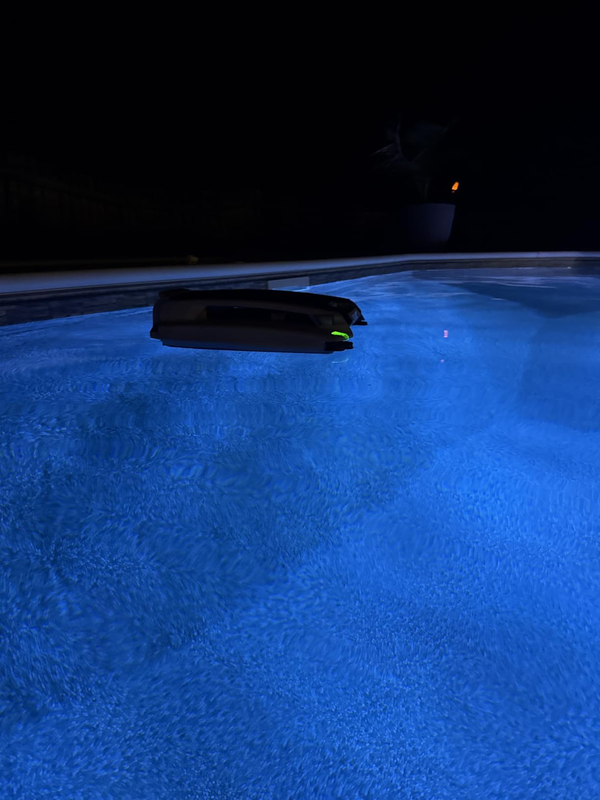Betta SE Plus - Solar-Powered Robotic Pool Skimmer with 24/7 Continuous Cleaning Power, Dual Charging Options, Twin Salt Chlorine Tolerant Motors, and Shallow Water Safeguard customer photo 2
