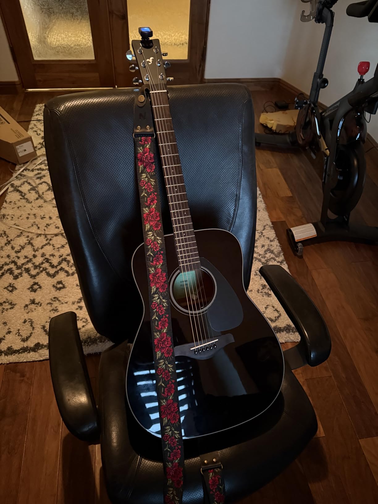 Yamaha FG800J Solid Spruce Top, Traditional Western Gloss Finish Body, 6-String Right-Handed Acoustic Guitar with Rosewood Fingerboard and Bridge (Black), Dreadnought customer photo 1
