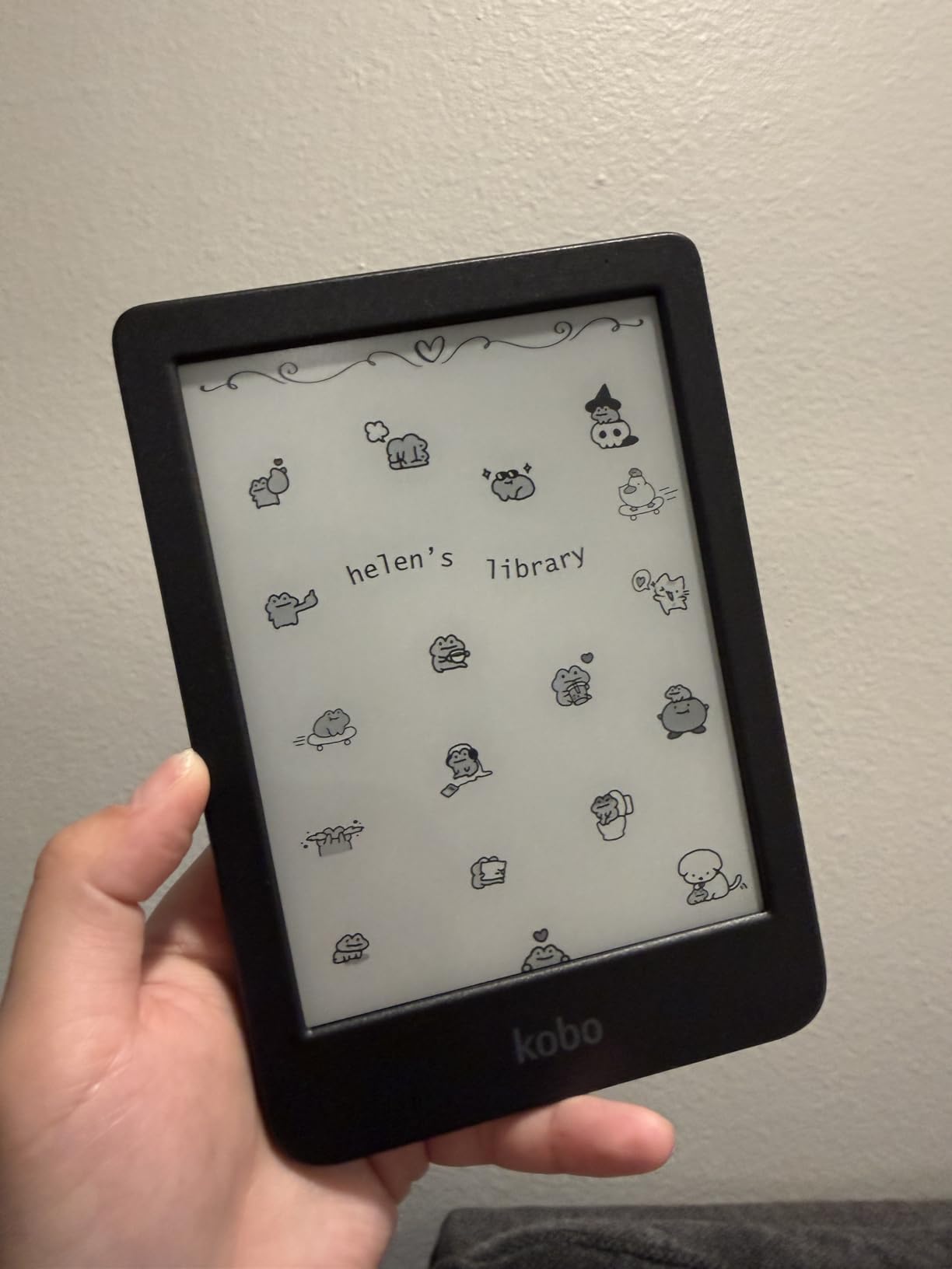 Kobo Clara BW | eReader | 6” Glare-Free Touchscreen with ComfortLight PRO | Dark Mode Option | Audiobooks | Waterproof | 16GB of Storage | Black customer photo 2