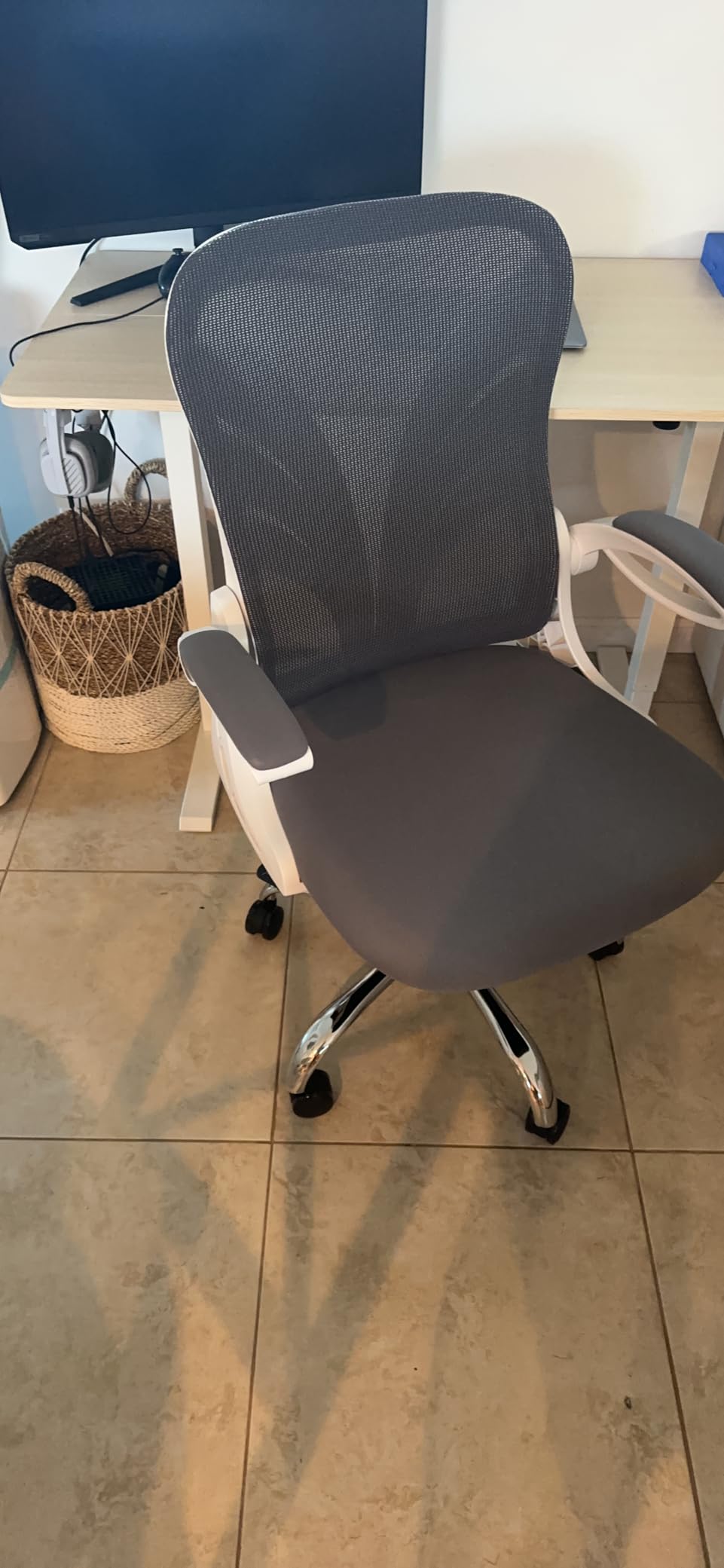 HOLLUDLE Ergonomic Mesh Office Chair - 3D Adjustable Lumbar Support & 3D Armrests, V-Shaped Back, Adjustable Desk Chair for Office & Home, Black customer photo 2