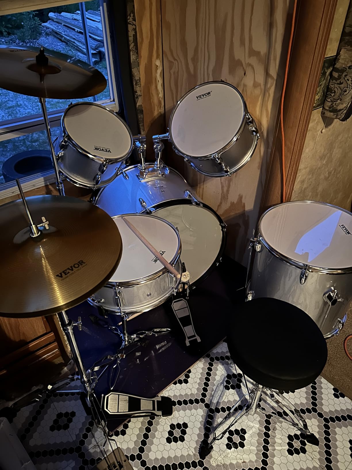VEVOR Adult 5-Piece Drum Set, 22 Inches Complete Full Size Kit with Bass, Toms, Snare, Floor, Adjustable Throne, Stands, Cymbal, Hi-Hat Pedal and Drumsticks, Black customer photo 1