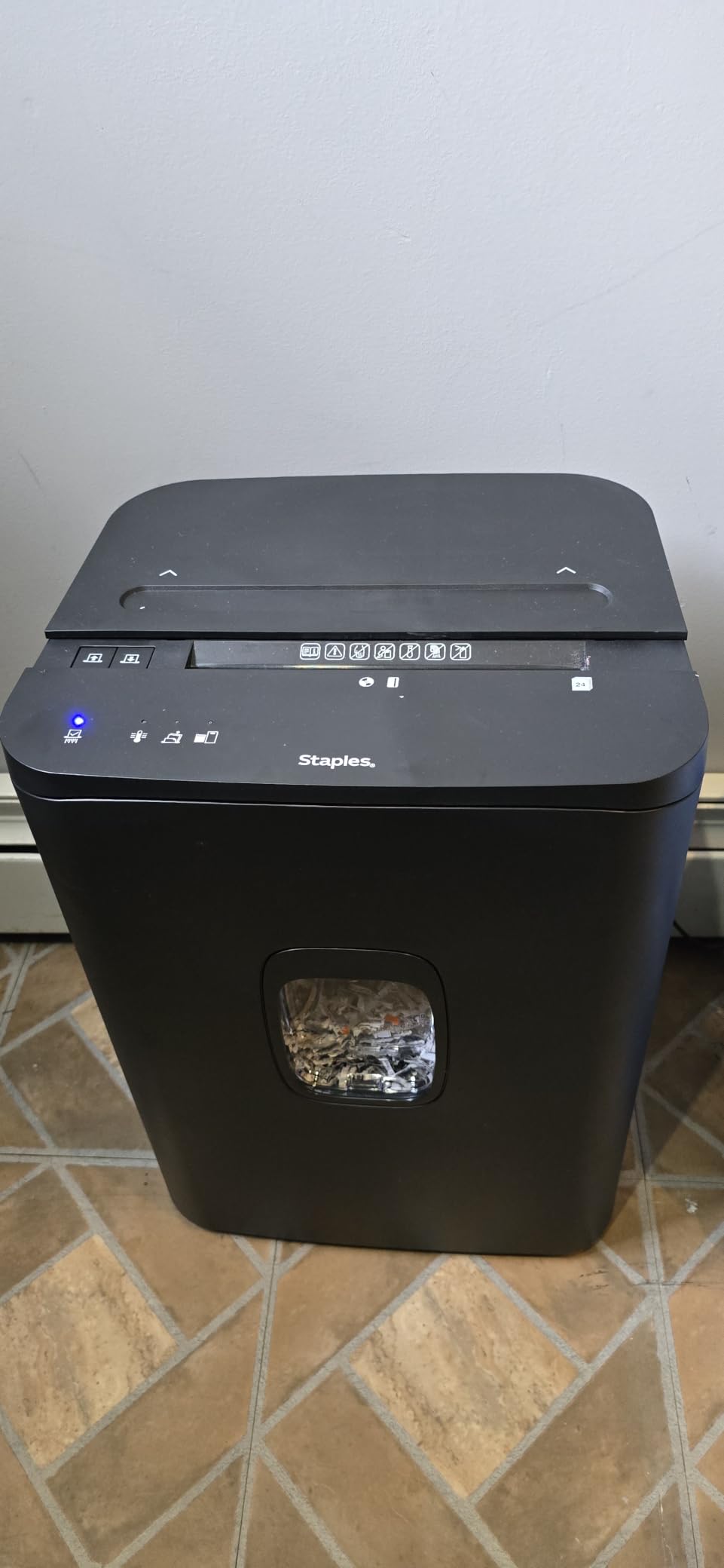 Staples 12-Sheet Cross-Cut Paper Shredder, Quiet, Anti-Jam, Black customer photo 1