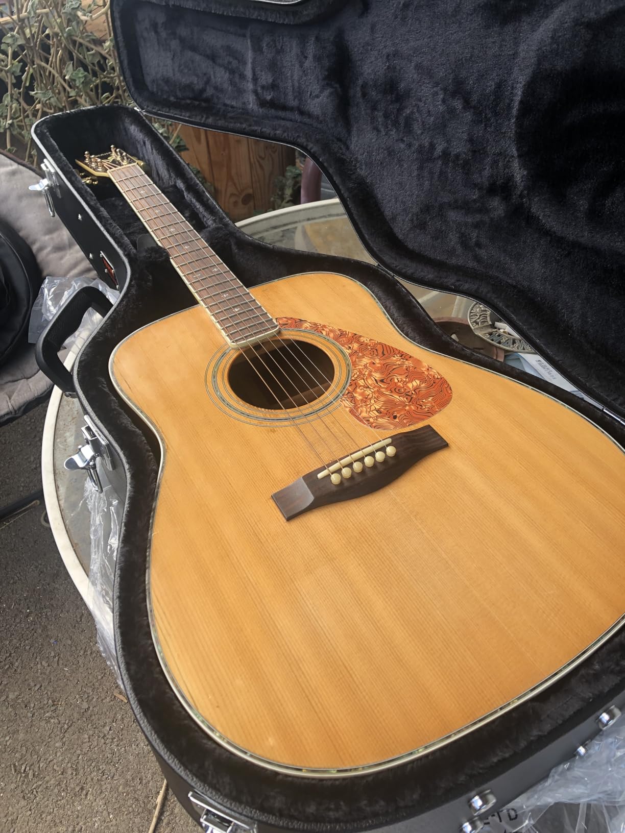 VEVOR Acoustic Guitar Hard Case, 43.31 in Gourd-Shaped Guitar Hard Case, With Lock Latch Key Handle, PVC Padding Soft Lining Water-Resistant Hard Shell Guitar Case, for 39-41 in Acoustic Guitar, Black customer photo 1