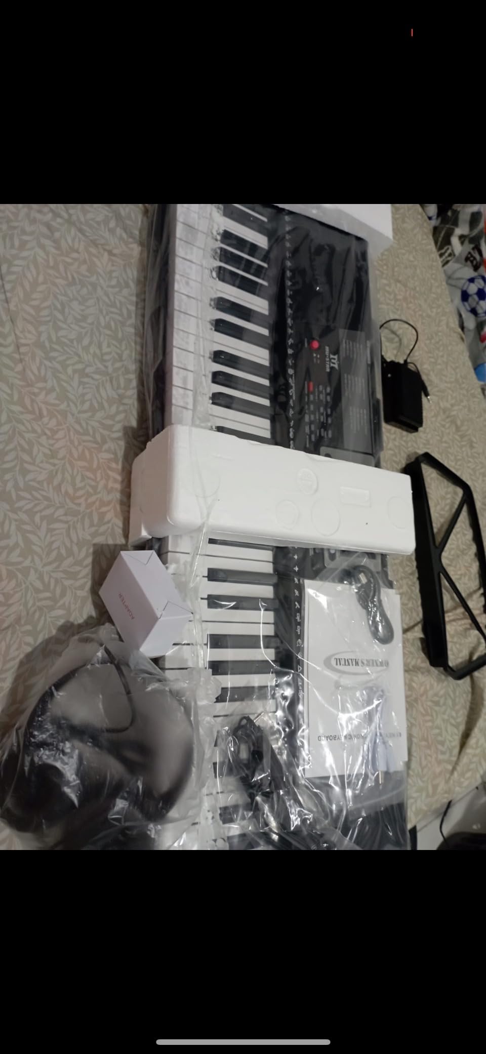 MUSTAR Keyboard Piano, 61 Key Electric Piano Keyboard with Light-Up Keys customer photo 1