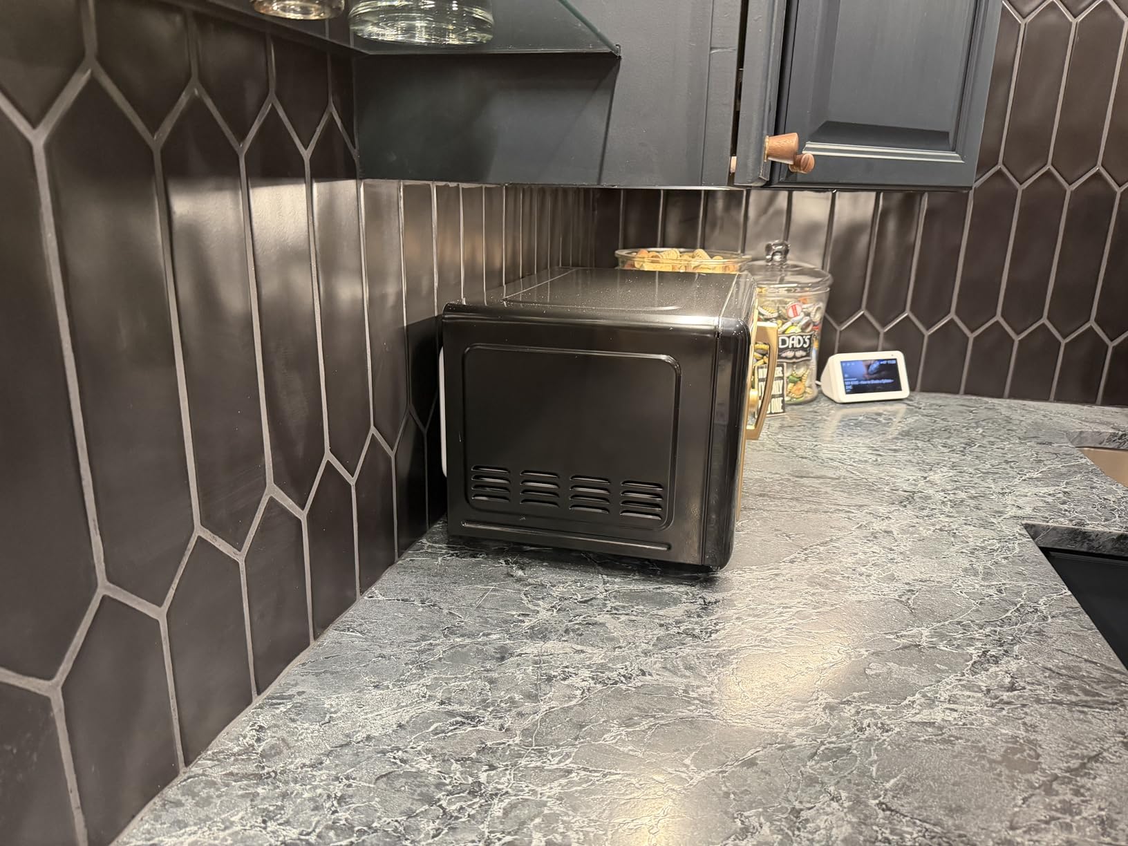 Frigidaire, 0.7 Cu. Ft. Retro Countertop Microwave Oven, 700W Compact Microwave with 8 Auto Cook Menus, Auto Defrost, 5 Power Levels, LED Display, Glass Turntable, Black Gold customer photo 2