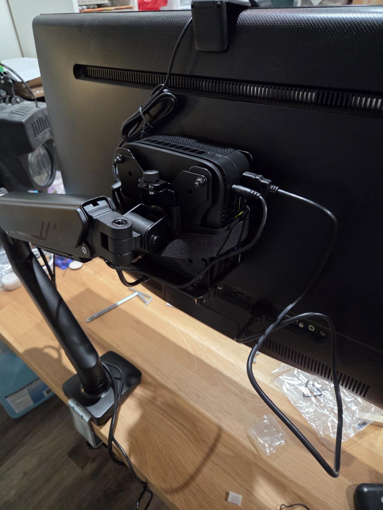 ErGear Single Monitor Arm, Fully Adjustable Monitor Mount for 13–34 Inch Screens, Fast Install Computer Monitor Stand with Tool-Free VESA Mount, Cable Management, Holds 19.8 lbs customer photo 1