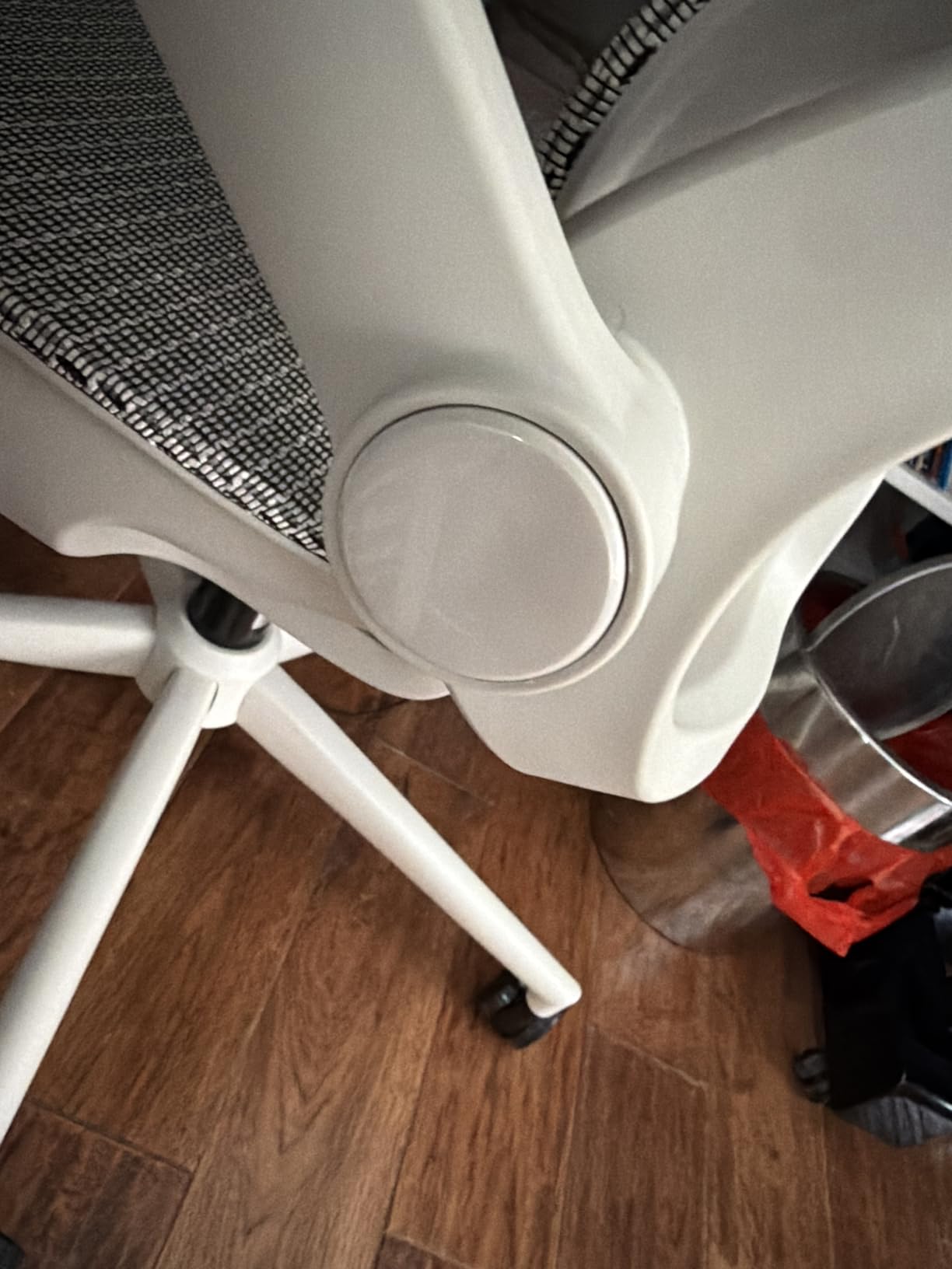 SIHOO B100 PRO Ergonomic Office Chair with Footrest, 4D Flip-Up Armrests customer photo 1