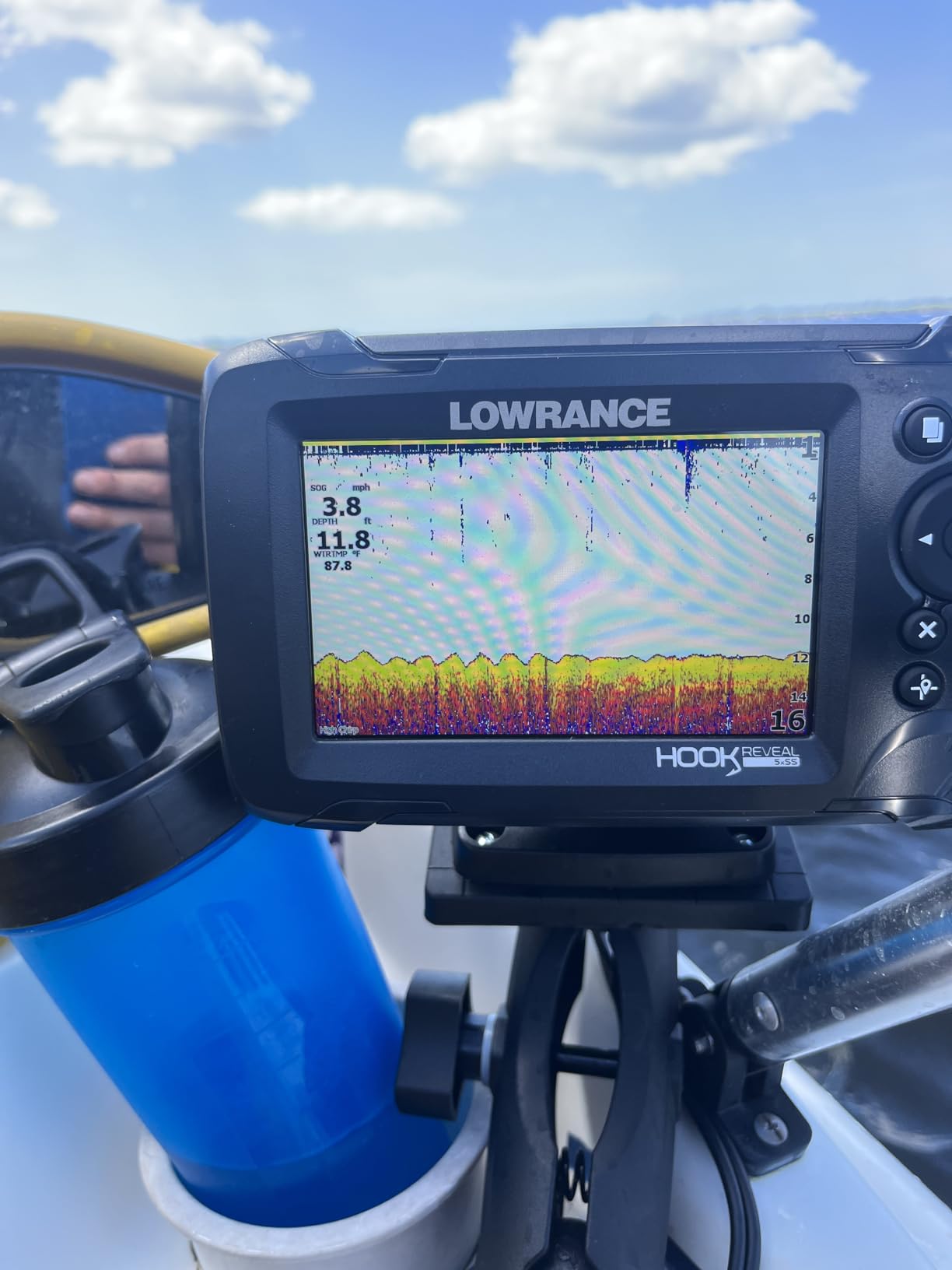 Lowrance HOOK Reveal 5 SplitShot - 5-inch Fish Finder with SplitShot Transducer, Preloaded C-MAP US Inland Mapping customer photo 2