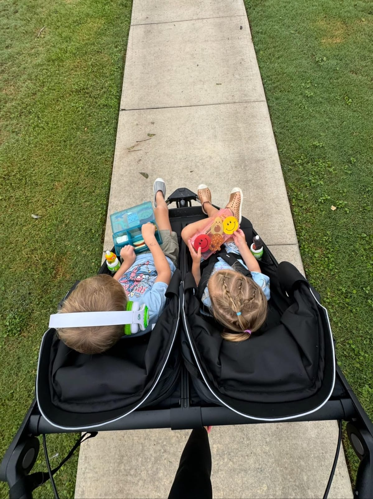 Thule Urban Glide 3 Double Child All-Terrain Stroller, One-Handed fold with self Standing Design, Air-Filled Tires, Upright Seats with Adjustable Recline and Built-in Leg Rest customer photo 2