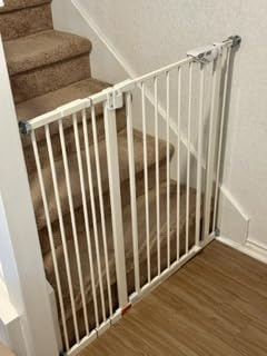 InnoTruth 27-36.6 in Wide Baby Gate for Stairs and Doorways, White customer photo 1